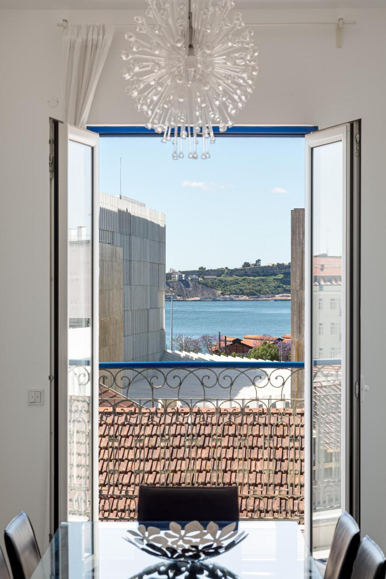 Joivy Modern Flat With River View Near Bica Elevator Lisboa
